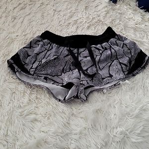 Lululemon Tracker low rise 2.5" lined short